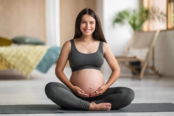 Zdrowa Ciąża Młoda Kobieta Ciąży Siedząca Mata Jogi Dotykająca Brzucha — Zdjęcie stockowe