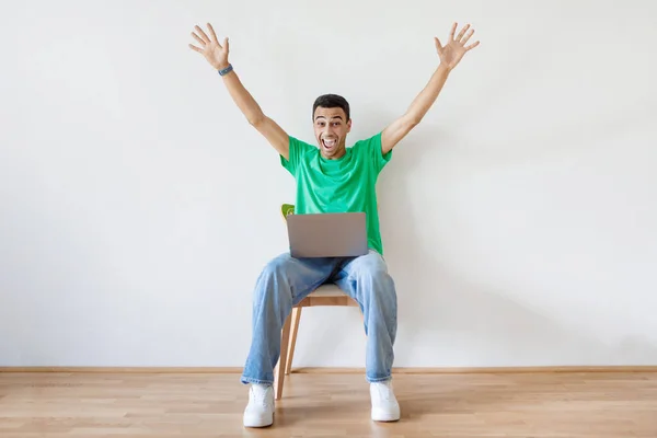 Hombre Árabe Emocional Sentado Silla Con Ordenador Portátil Levantando Las — Foto de Stock