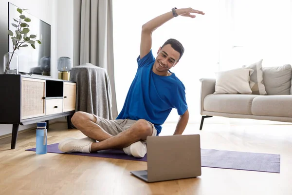 Yoga Minderinde Oturup Dizüstü Bilgisayara Esnemeye Bakan Fitness Sınıfını Çevrim — Stok fotoğraf