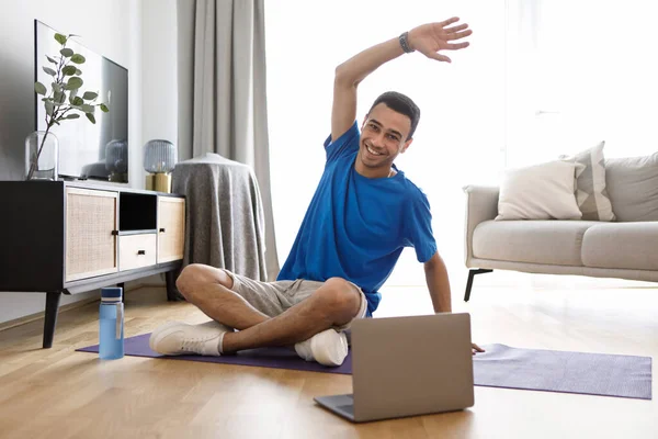 Olumlu Arap Adamın Evde Fitness Dersi Var Dizüstü Bilgisayar Kullanıyor — Stok fotoğraf