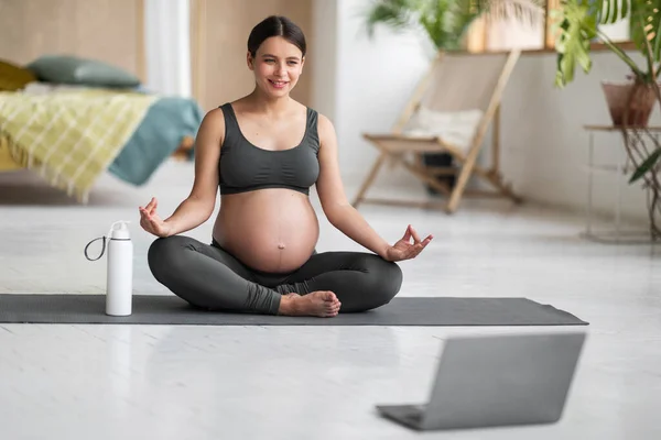 Usmívající Těhotná Žena Notebookem Praktikování Online Jóga Doma Šťastný Krásný — Stock fotografie