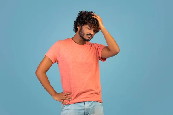 Uspet Krullend Millennial Indiaan Casual Outfit Aanraken Van Zijn Hoofd — Stockfoto