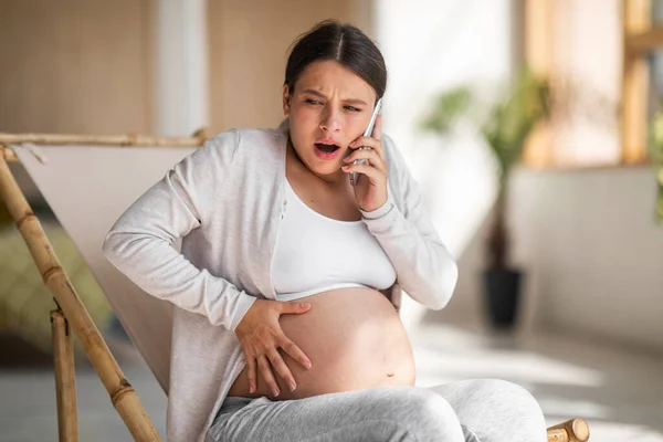 Crampi Durante Gravidanza Donna Incinta Stressata Che Tocca Pancia Chiama — Foto Stock