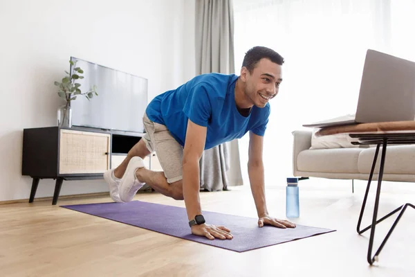 Happy Arab Man Sportswear Exercising Home Front Laptop Βλέποντας Fitness — Φωτογραφία Αρχείου