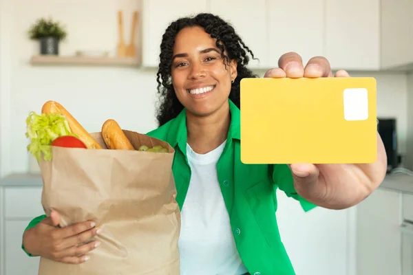 Χαρούμενα Black Lady Εμφάνιση Πιστωτικής Κάρτας Διαφήμιση Απευθείας Σύνδεση Παντοπωλείο — Φωτογραφία Αρχείου