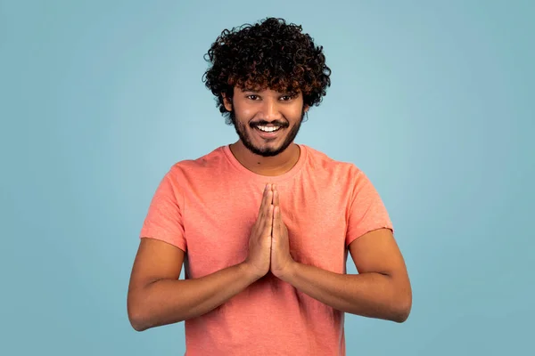 Mutlu Gülümseyen Genç Hintli Adam Teşekkür Ediyor Dua Ederken Namaste — Stok fotoğraf