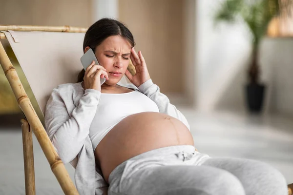 Mujer Embarazada Joven Que Sufre Dolor Cabeza Mientras Habla Teléfono — Foto de Stock