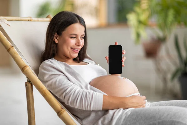 Hermosa Mujer Embarazada Sosteniendo Teléfono Inteligente Blanco Con Pantalla Negra — Foto de Stock