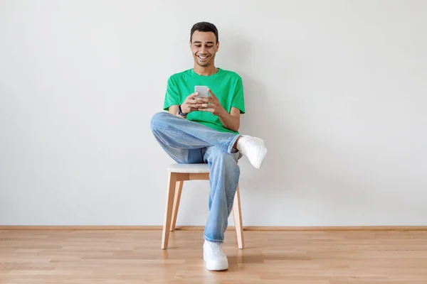 Возбужденный Молодой Араб Использующий Мобильный Телефон Смс Работающий Социальных Сетях — стоковое фото