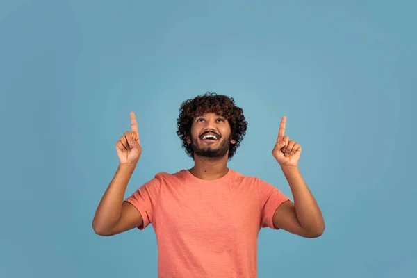 Vrolijke Krullende Millennial Hindoe Man Roze Shirt Wijzen Naar Kopieerruimte — Stockfoto