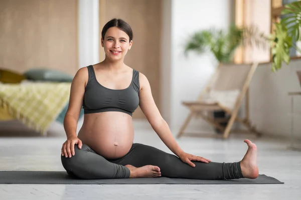 Fitness Pregnancy Portrait Beautiful Young Pregnant Woman Activewear Posing Home — Stok Foto