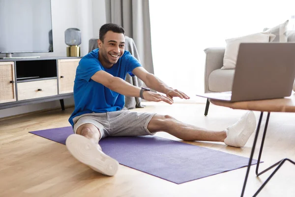 Online Προπόνηση Happy Arab Άνθρωπος Τέντωμα Πόδια Μυς Και Τετράκλινα — Φωτογραφία Αρχείου