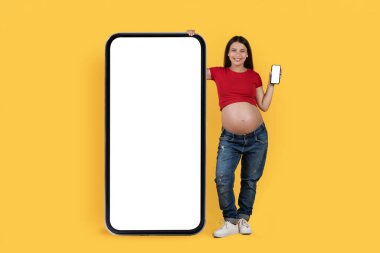 Mobil Teklif. Beyaz Ekranlı Kocaman, Boş Telefonlu Mutlu Hamile Kadın, Yeni Uygulamadan Hoşlanan Gülümseyen Genç Bayan Ya da Web Sitesi, Kolaj, Model