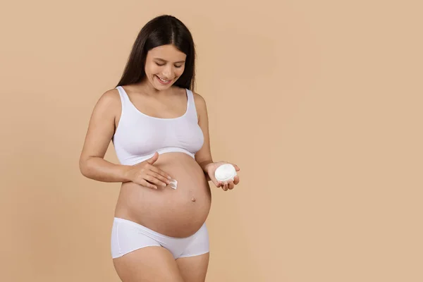 Skincare Pregnancy Beautiful Pregnant Woman Applying Moisturising Cream Belly Young — Stok Foto