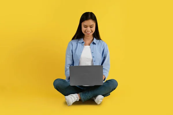 Szczęśliwy Młody Koreański Student Casual Wpisując Laptopie Oglądać Lekcje Online — Zdjęcie stockowe