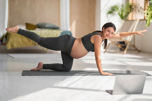 Mujer Embarazada Joven Haciendo Pilates Delante Computadora Portátil Casa Sonriente — Foto de Stock