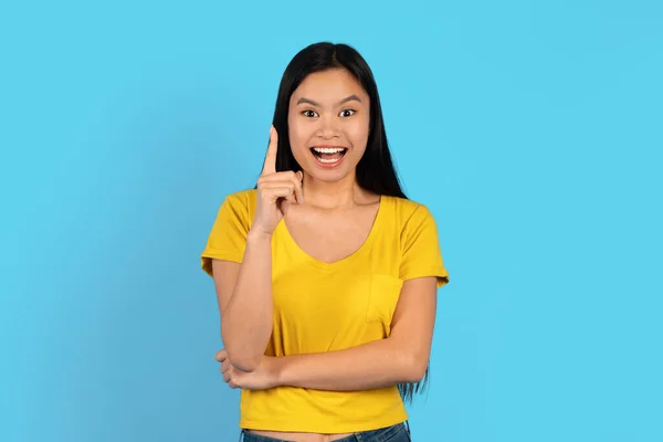Ευτυχής Εμπνευσμένη Νεαρή Γιαπωνέζα Κυρία Κίτρινο Shirt Ανοιχτό Στόμα Δείχνουν — Φωτογραφία Αρχείου