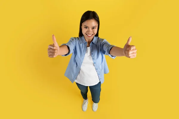 Alegre Joven Estudiante Japonesa Casual Mostrando Los Pulgares Hacia Arriba — Foto de Stock