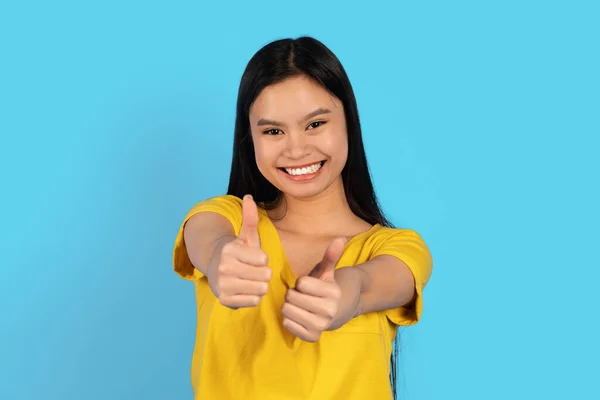 Χαρούμενη Όμορφη Νεαρή Κινέζα Κίτρινο Μπλουζάκι Που Δείχνει Τους Αντίχειρες — Φωτογραφία Αρχείου