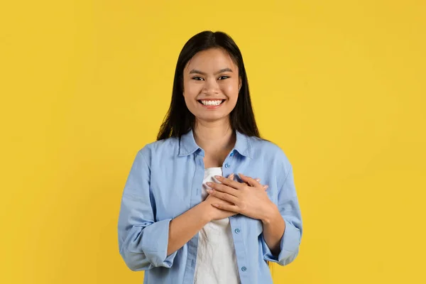 Die Lächelnde Hübsche Junge Chinesische Studentin Drückt Lässig Ihre Hände — Stockfoto