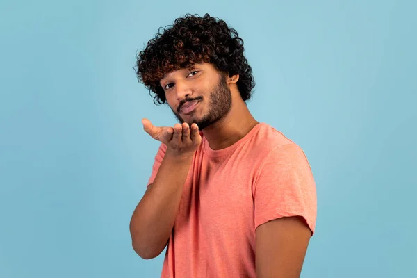 Yakışıklı Kıvırcık Pembe Tişörtlü Genç Hintli Adam Kameraya Sinek Öpücüğü — Stok fotoğraf