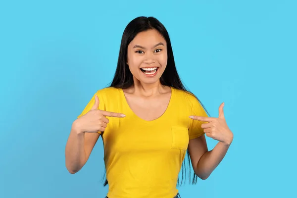 Chocada Alegre Inspirada Jovem Chinesa Amarelo Shirt Aponta Dedos Para — Fotografia de Stock