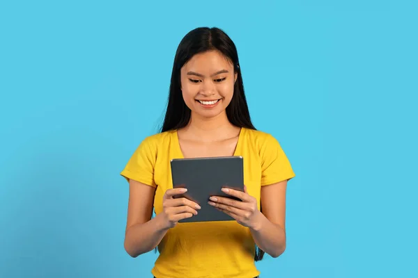Sarı Tişörtlü Mutlu Zeki Genç Çinli Kız Öğrenci Tablet Üzerinde — Stok fotoğraf