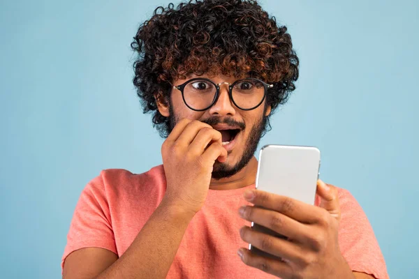 Skrämd Lockigt Ung Östlig Man Glasögon Tittar Mobiltelefon Skärmen Och — Stockfoto