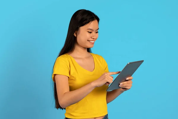 Sarı Tişörtlü Koreli Genç Kızın Tablet Üzerinde Sohbet Etmesine Sevindim — Stok fotoğraf