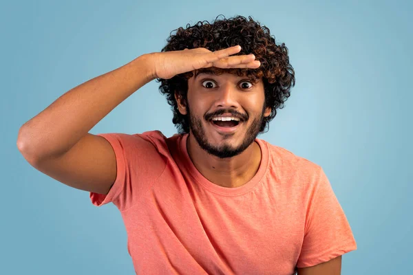 Begreppet Mänskliga Gester Spännande Glad Tusenårig Indian Man Rosa Shirt — Stockfoto