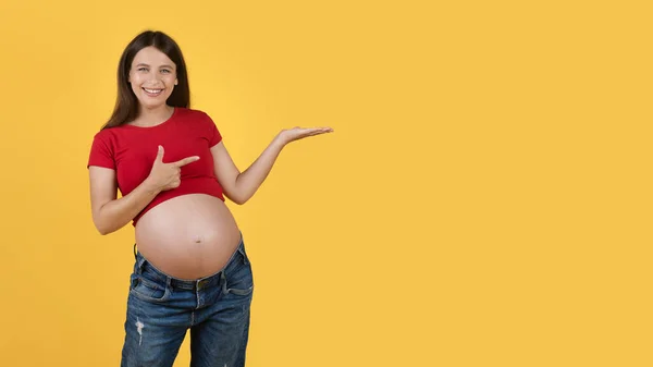 Güzel Teklif Boş Avucuna Parmağıyla Işaret Eden Mutlu Hamile Kadın — Stok fotoğraf