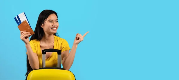 Menina Chinesa Bonita Feliz Bonita Shirt Amarela Com Passaporte Preensão — Fotografia de Stock