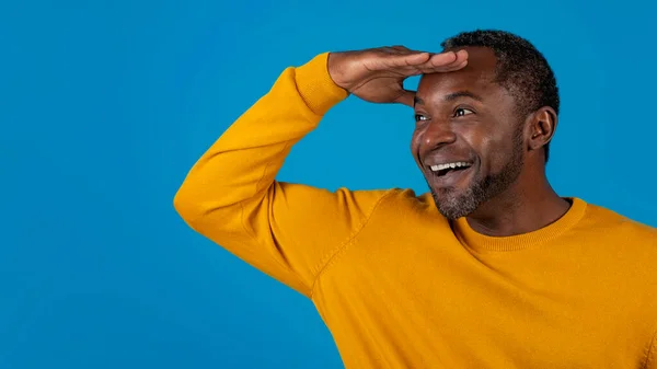 Verbazingwekkende Vrolijke Afro Amerikaanse Man Van Middelbare Leeftijd Het Geel — Stockfoto