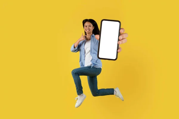 Satış Reklam Teklif Mutlu Koreli Genç Bayan Öğrenci Atlıyor Telefonu — Stok fotoğraf