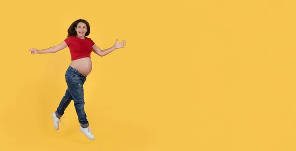 Feliz Embarazo Joven Mujer Embarazada Alegre Saltando Sobre Fondo Estudio —  Fotos de Stock