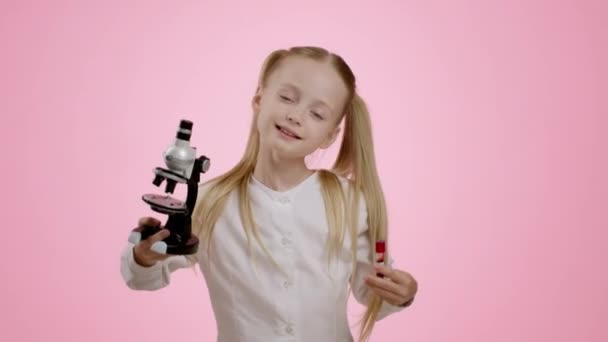 Студійний Портрет Чарівної Щасливої Дівчинки Мікроскопом Трубкою Посмішкою Камеру Насолоджуючись — стокове відео