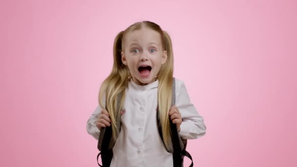 Vissza Suliba Imádnivaló Kis Iskolás Lány Hátizsákkal Élvezi Iskolaidő Nevetés — Stock videók