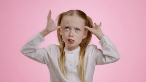 Barnlig Forkælelse Close Portræt Tricky Lille Pige Fjoller Rundt Grimacing – Stock-video