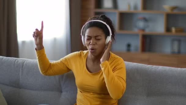 Skvělé Zvukové Technologie Portrét Šťastně Vzrušené Africké Američanky Která Poslouchá — Stock video