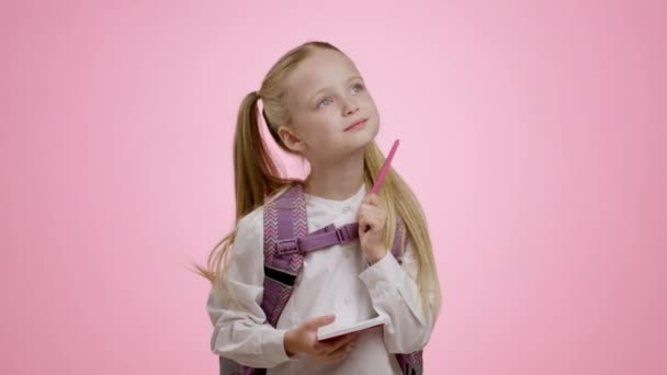 Umfangreiches Kleines Schulmädchen Mit Rucksack Denkt Über Idee Nach Lässt — Stockvideo