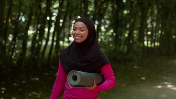 Gelukkig Jong Moslim Zwart Dame Dragen Hijab Gaan Naar Outdoor — Stockvideo