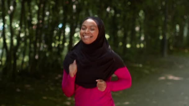 Actief Levensstijl Concept Jonge Gelukkige Moslim Afrikaanse Amerikaanse Vrouw Atleet — Stockvideo