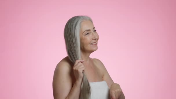 Specjalna Pielęgnacja Włosów Piękna Starsza Pani Owinięta Ręcznik Szczotkując Swoje — Wideo stockowe