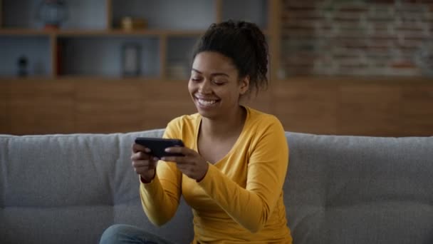 Online Gaming Concept Jong Gelukkig Afrikaans Amerikaanse Vrouw Spelen Videospelletjes — Stockvideo