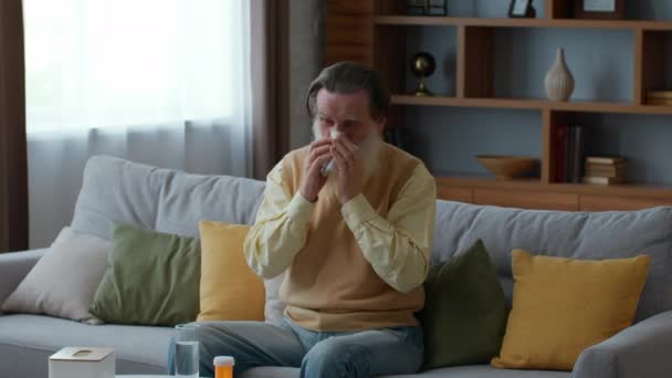 Gripe Estacional Hombre Barbudo Mayor Enfermo Sintiéndose Mal Estornudando Soplando — Vídeos de Stock