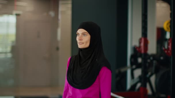 Geleneksel Tesettürlü Orta Yaşlı Müslüman Kadın Spor Salonunda Çalışıyor Dambılları — Stok video