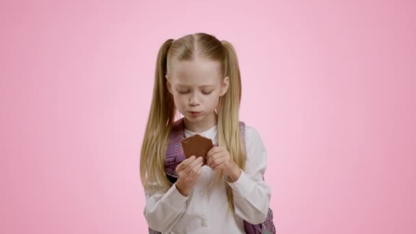 Nahrung Für Das Gehirn Entzückende Kleine Schulmädchen Mit Rucksack Beißt — Stockvideo