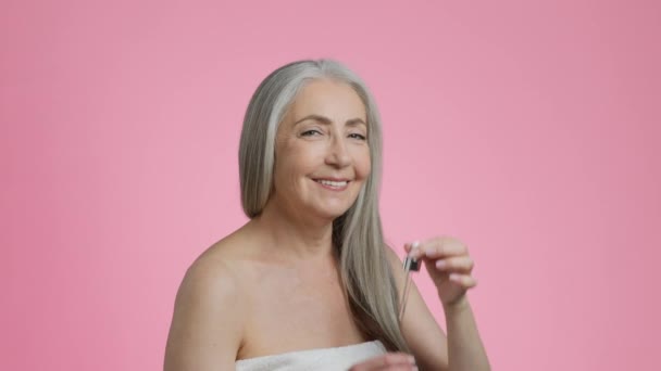 Cosméticos Luxo Para Senhoras Seniores Atraente Idade Rey Cabelos Mulher — Vídeo de Stock
