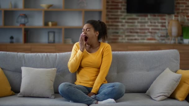 季節ごとの無気力だ 若いアフリカ系アメリカ人の女性が家でソファに寝そべって疲れて疲れ ゆっくりとした動き 空のスペース — ストック動画