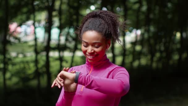 Dispositifs Sportifs Modernes Jeune Femme Sportive Afro Américaine Joggeuse Dans — Video